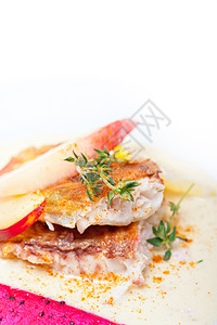 油炸海红花奶油锅蔬菜沙拉海鲜午餐营养餐厅美食柠檬食物盘子图片
