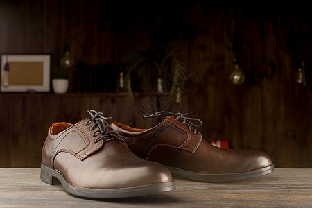 时装男人的经典棕色鞋 在木制背景上收藏皮革婚礼工作商业销售办公室手工店铺零售图片