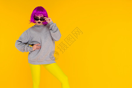 黄色背景的时装女孩肖像 穿粉红色假发的疯狂风格年轻女人图片