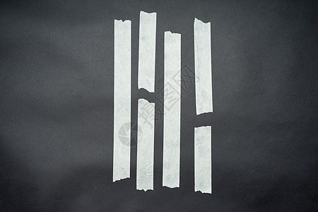 黑色背景的白色苏格兰磁带 垂直撕破和不同尺寸的白色粘胶带 粘合片图片