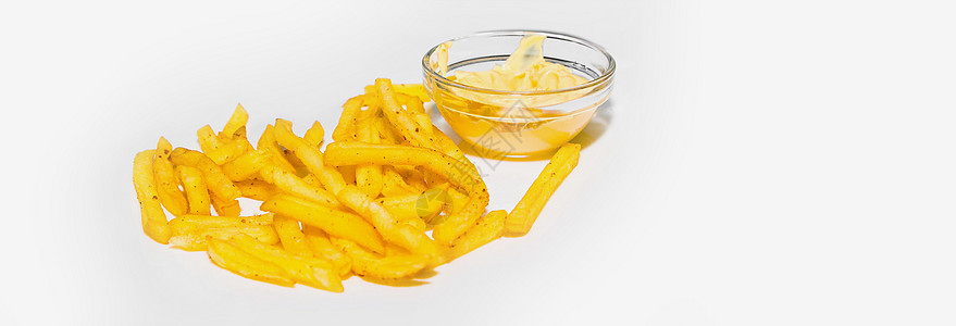 薯条和香料 在芝士酱旁边的薯条 孤立在白色背景图片