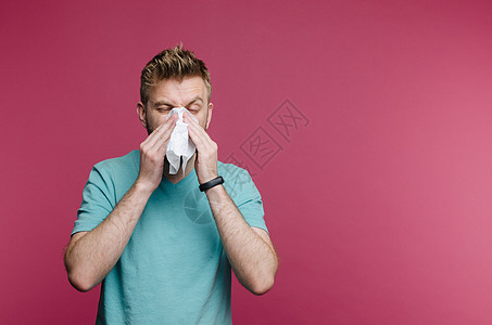 与世隔绝的病人流鼻涕 男人能治愈普通寒冷 笑声 掌手帕小伙子粘液男性感染疼痛鼻涕白色流动发烧疾病图片