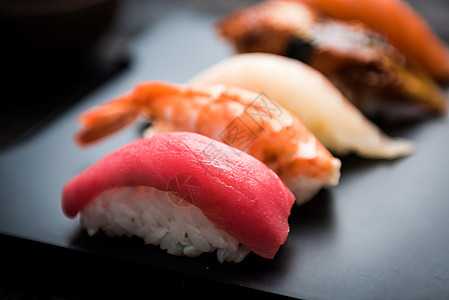紧紧贴着生鱼寿司套件美味盘子餐厅海藻托盘美食文化鱼片午餐食物图片