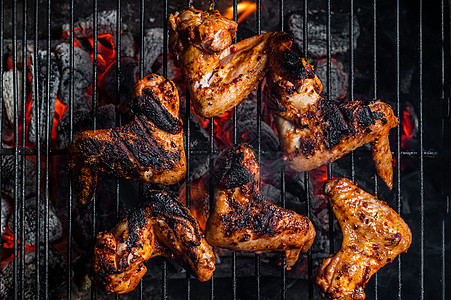 烤鸡的鸡翅膀 户外BBQ烧烤炉着火煤炭火焰烹饪食物小吃炙烤水牛黑色午餐盘子图片