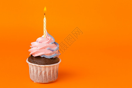 蛋糕和生日蜡烛加橙色背景糖果庆典礼物漩涡蓝色彩虹小雨烘烤食物杯子图片