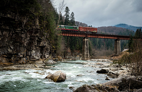 喀尔巴阡山地貌景观 有河流和铁路桥梁流动力量风景爬坡山脉岩石地形石头松树天空图片