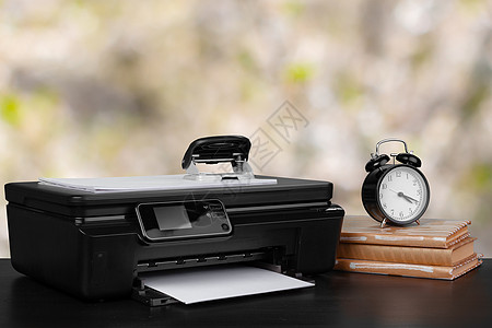 架在桌上的压缩家庭打印机 书面模糊背景的书籍打印扫描办公室复印机商业文书电子产品桌子墨水激光图片