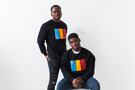 街头时尚和友谊概念  两个身着黑色时装运动衫的非裔美国青年男子白色冒充衣服微笑男生男性工作室街道喜悦成人图片