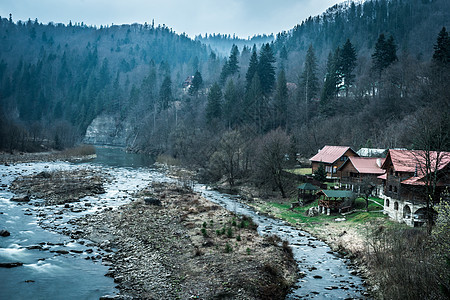 美丽的河流 在山的岸上建有房屋银行房子建筑地面破坏爬坡流动山脉松树木头图片