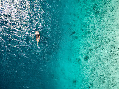 绿绿洋水 上面有船假期海景独木舟旅行海洋缆车蓝色情调血管天线图片