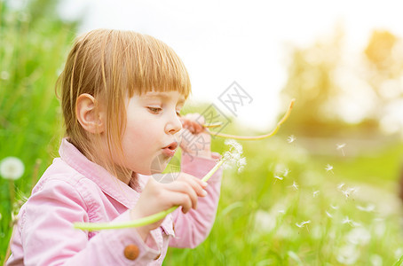 可爱的小女孩吹响花朵图片