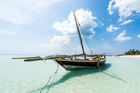 挂在非洲海岸的渔船上海岸线天空海洋钓鱼缆车海景桅杆风景旅行旅游图片