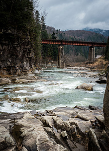 喀尔巴阡山地貌景观 有河流和铁路桥梁松树天空山脉石头爬坡岩石风景流动力量地形图片