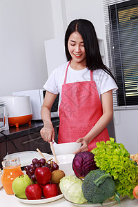 妇女烹饪和在厨房的碗里煮鸡蛋蔬菜面包面团烘烤蛋糕食物糕点平底锅玻璃厨师图片