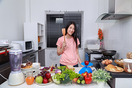 厨房房内装有木制跳板快乐蔬菜木头幸福女性平底锅妻子饮食烹饪主妇图片