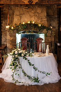 新婚夫妇在餐厅宴会厅的优待品位上酒店桌子婚礼食物庆典风格房间大厅餐饮用餐图片