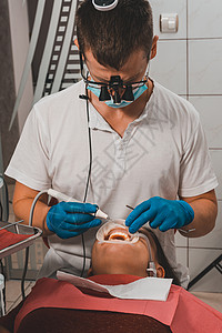 牙科医生用超声波检查取出牙医病人的防晒霜牙齿无菌器械工具临床手套药品口腔预防治疗空腔图片