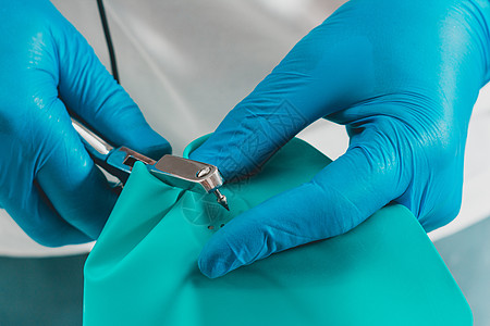 牙科手术 为患者安装围堰 现代治疗 安装准备乐器矫正程序牙医成人手套诊所牙齿流程治愈图片