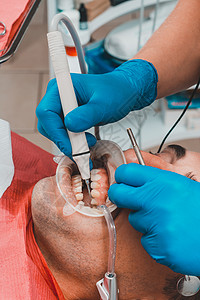 牙科医生用超声波去掉薄凝油层的测深仪探测危险程序病人牙刷打扫牙齿解剖学保健药品图片