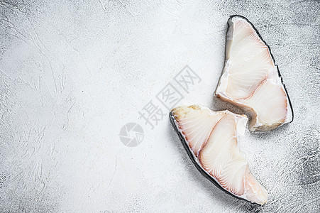 厨房桌上的原始鲨鱼鱼牛排 白色背景 顶视图 复制空间鲨鱼蓝色食物海鲜牛扒美食木板烹饪营养鱼片图片