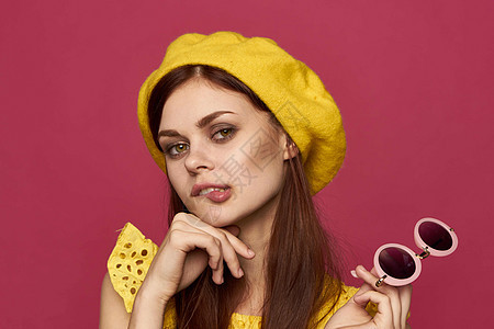 戴黄色帽子眼镜的迷人女人装饰秘密工作室红色粉色头发裙子青年女性技术成人图片