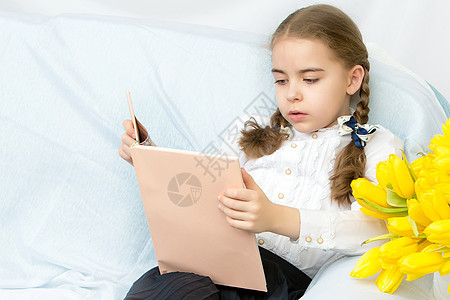 一位有黄色郁金香的勤奋女学生坐在T白色妈妈们花朵快乐花束儿童童年女性微笑裙子图片