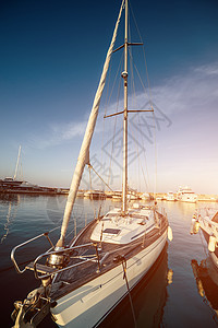 游艇停靠在泊位上港口帆船奢华航海天空白色桅杆蓝色旅行绳索图片