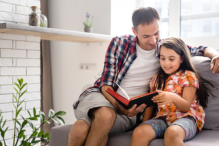 一个年幼的父亲和他的小女儿 读圣经著作头发圣经宗教学生太阳青春期孩子父母教育图片