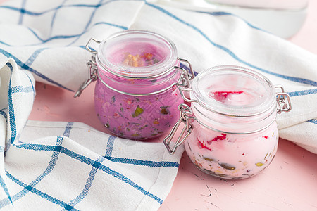 土制健康酸奶 配有梅斯里和蓝莓蜂蜜牛奶杏仁麦片奶油燕麦粮食玻璃水果奶制品图片