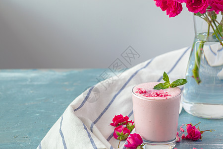 紧贴水果健康生活概念奶油燕麦玻璃活力勺子浆果谷物早餐饮食酸奶图片