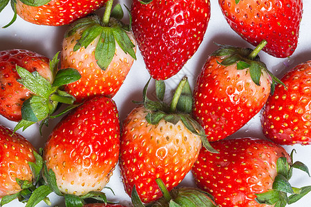 草莓白背景叶子宏观白色浆果红色食物甜点水果绿色图片