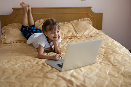 免费教育 业余时间 技术和互联网概念     家里有笔记本电脑的小女孩幼儿园孩子青春期女孩作业冲浪上网小学生青少年学生图片