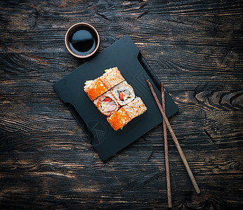 一套寿司卷 配有大豆和筷子寿司蟹棒海鲜小吃美味食物桌子套餐托盘餐厅图片