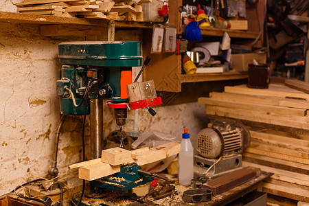 旧车库里装满了工具和东西爱好仓库卡尺工匠作坊工艺贮存工人制作者木工图片