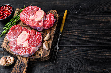 生肉牛排 义大利面的牛排 黑木本背景 顶部视图 复制空间牛扒迷迭香百里香小牛食物胡椒小腿黑色红色屠夫图片