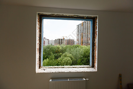 宽阔的全景窗口上的空框 从多层建筑公寓的窗户可以看到美丽的景色 从高处看房屋和树木的屋顶 透过窗户的美丽景色 框架蓝色房间高楼财图片