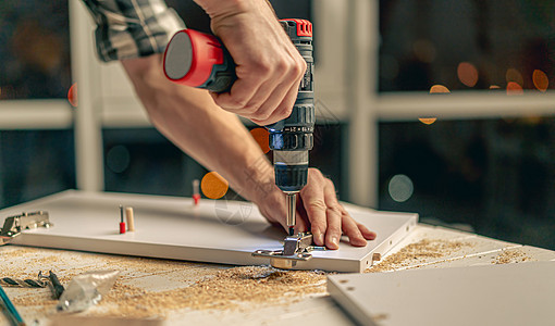 在家具制造过程中工作的男子 生产期间工作的人工厂材料职业螺丝刀工匠工人硬木作坊木工架子图片