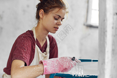 开心的女士在室内装修房里画一个房间房子女孩画笔装修工人工艺刷子工作头巾家具图片