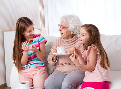 外孙女的曾祖母女性孩子头发老年休闲成人沙发家庭面包奶奶图片