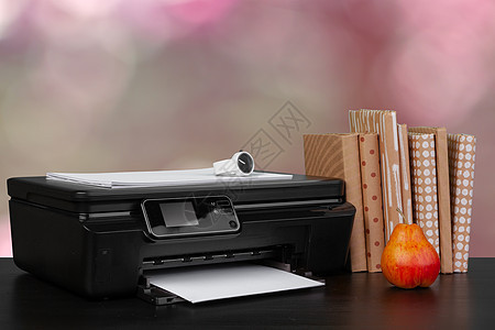 在模糊背景下堆放书本和家用打印机文档工作桌子扫描电子产品文书桌面激光打印商业图片