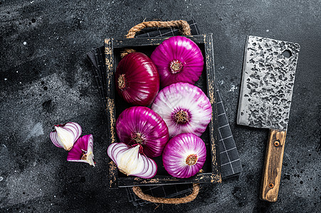 木质托盘中的纯红色甜洋葱 黑色背景 顶端视图食物洋葱块茎蔬菜植物紫色烹饪香料白色皮肤背景图片