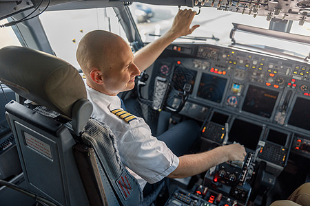 专业驾驶员坐在飞机机舱 准备起飞的高度角度视角高视角图片