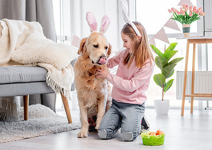 在复活节带金色猎犬的小姑娘动物传统篮子兔子快乐庆典宠物孩子粉色朋友们图片