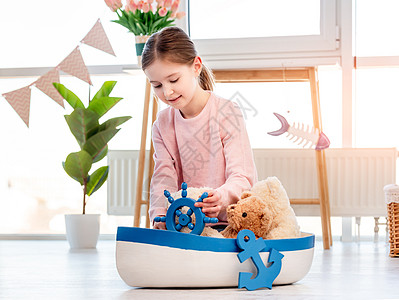 玩玩具船的小女孩女孩白色自由喜悦玩具房间游戏水手童年队长背景图片