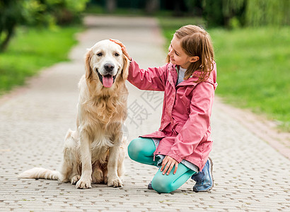 小女孩 在公园里有金色寻金机城市朋友友谊孩子童年猎犬胡同街道宠物女儿背景图片
