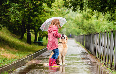 雨下有狗的小女孩图片