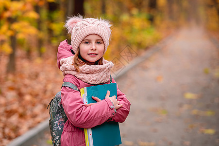 拥有背包夹文件夹的小女孩教育小学生女儿微笑瞳孔公园知识孩子女孩女性图片