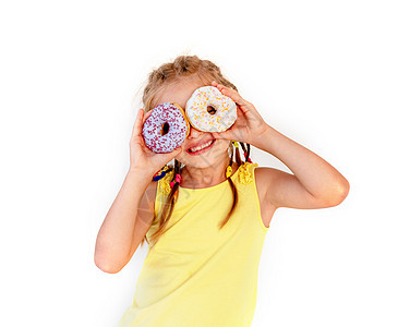 快乐的金发美女女孩 双双甜甜甜圈在她的眼睛上乐趣营养童年孩子小姑娘食物糖果面包甜甜圈幸福图片