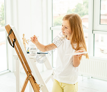 画布上可爱的小女孩油漆乐趣水彩女孩学校闲暇工作室创造力孩子画家艺术家图片