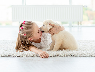 小狗亲吻小女孩图片